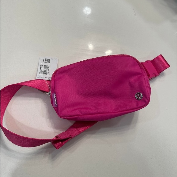 Lululemon Everywhere Belt Bag NWT sonic pink - Picture 9 of 9